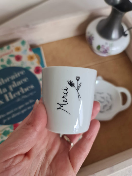 Tasse à expresso en porcelaine - décor Fleurs "Merci" peint à la main