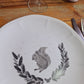 Assiette en porcelaine - décor écureuil peint à la main