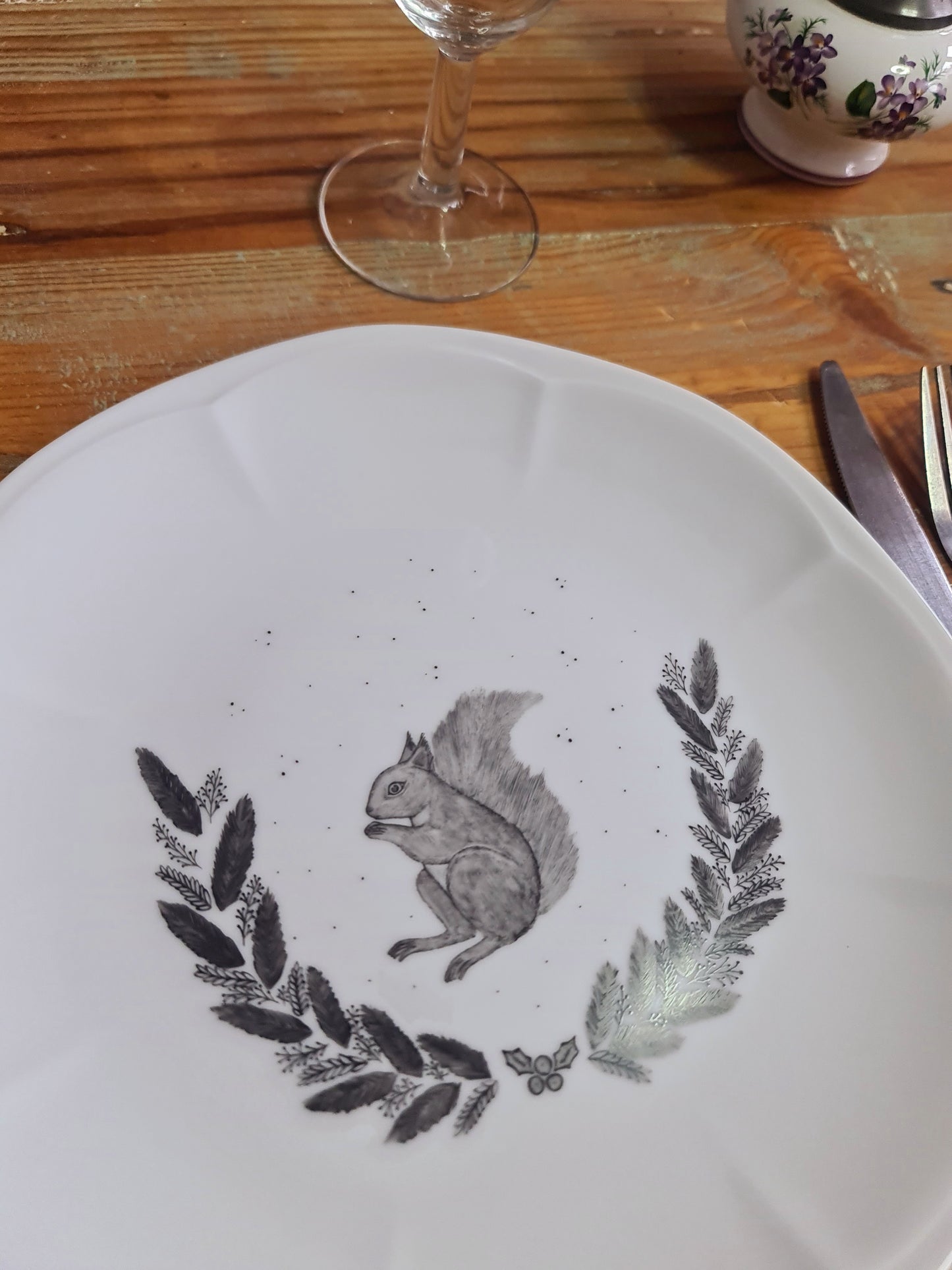 Assiette en porcelaine - décor écureuil peint à la main