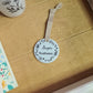 Médaillon rond en porcelaine - décor Super Maîtresse peint à la main