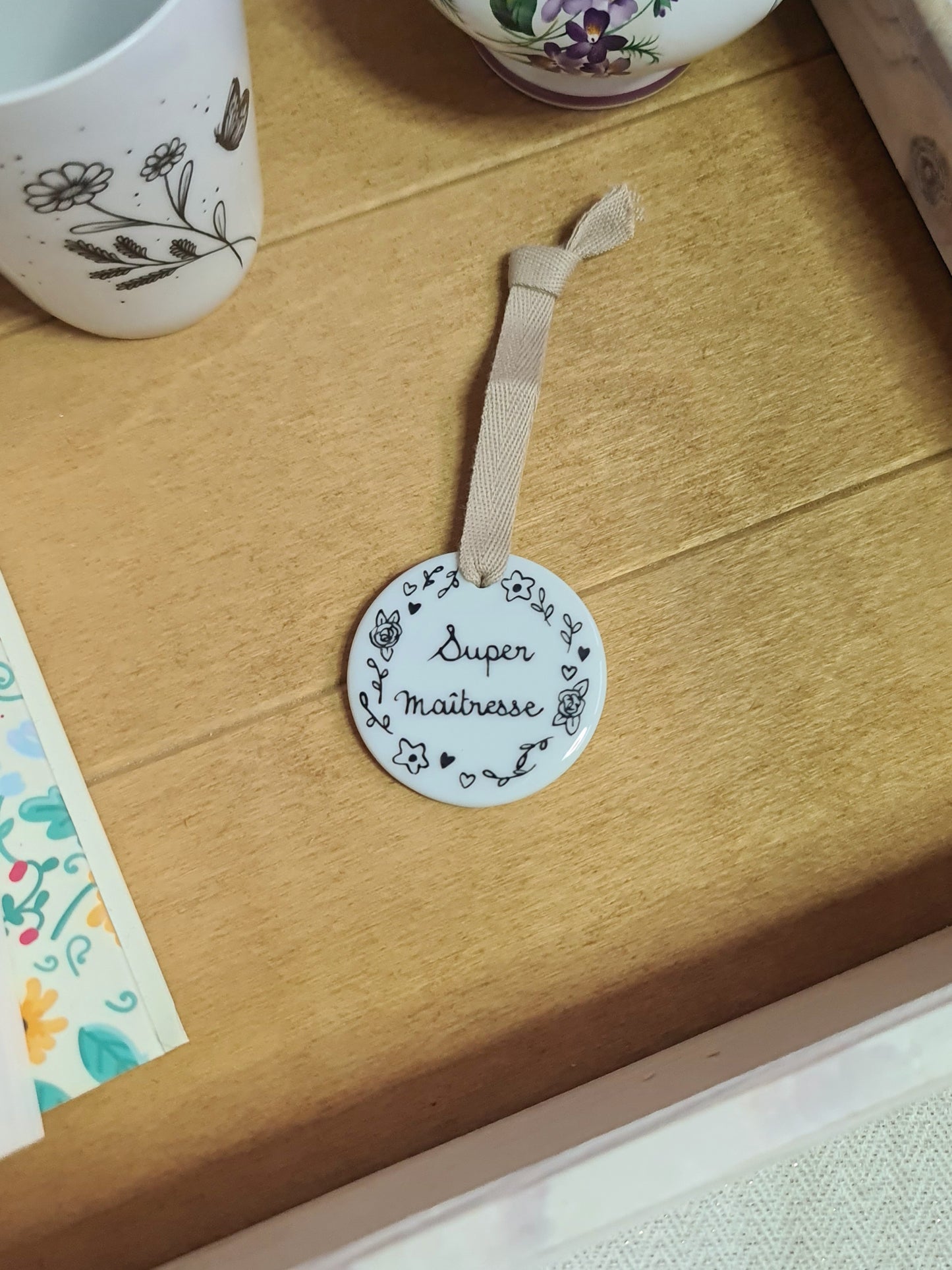 Médaillon rond en porcelaine - décor Super Maîtresse peint à la main