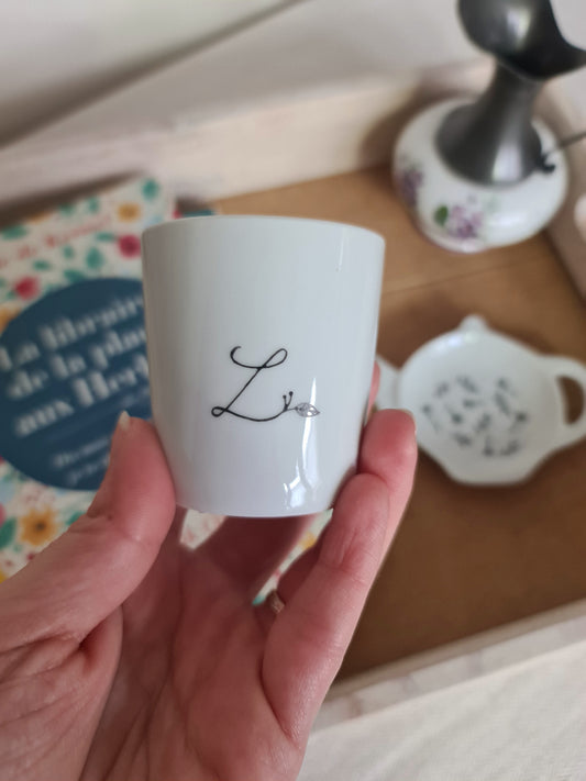 Tasse à expresso en porcelaine - décor Initiale "L" feuillage peint à la main