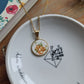 Collier rond en acier inoxydable doré - décoré avec un morceau de vaisselle surcyclé - Fleurs jaunes et oranges