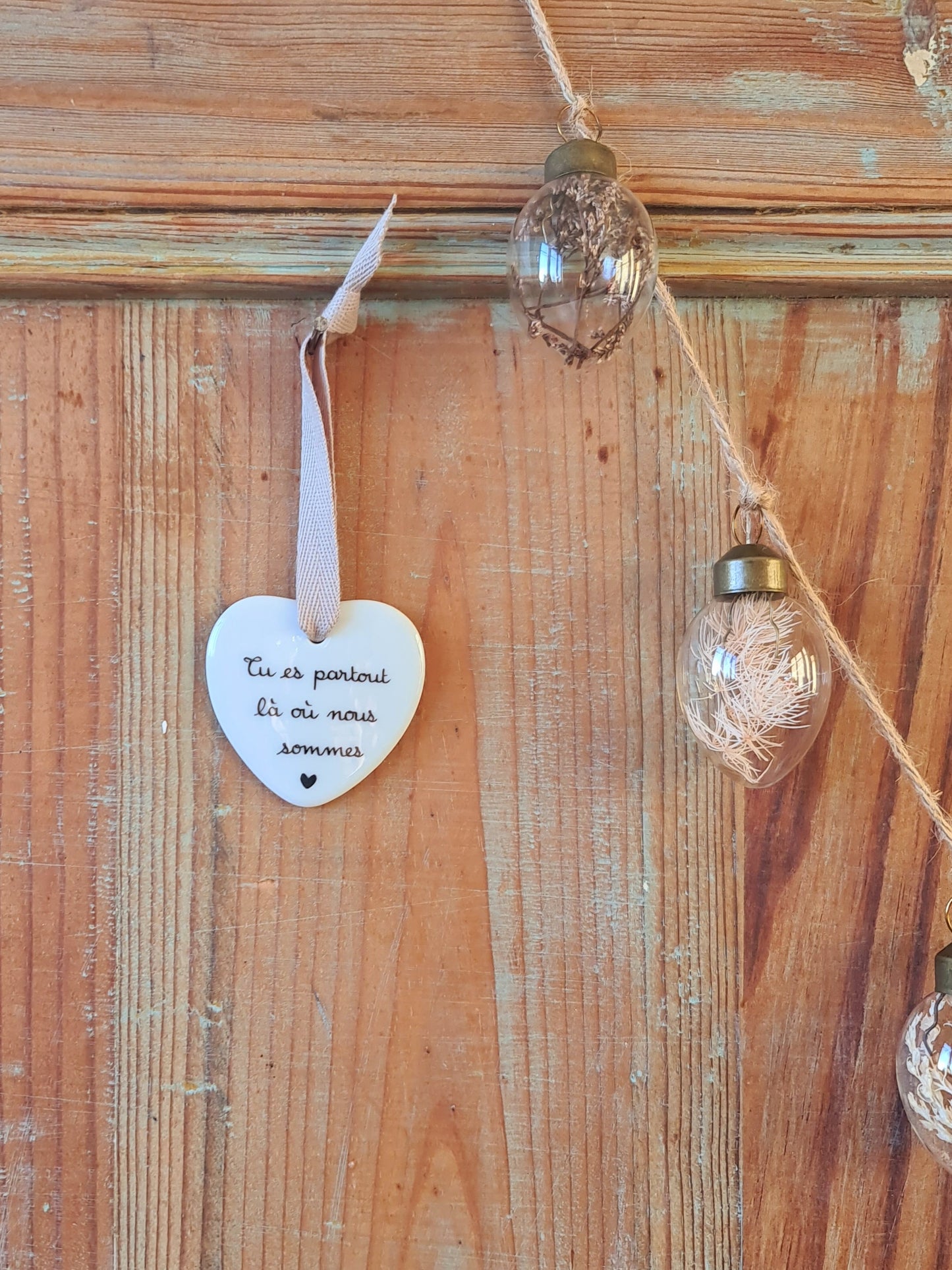 Médaillon cœur en porcelaine - décor Tu es partout là où nous sommes Cœur peint à la main