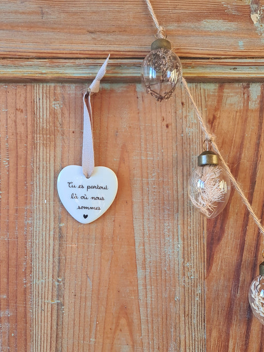 Médaillon cœur en porcelaine - décor Tu es partout là où nous sommes Cœur peint à la main