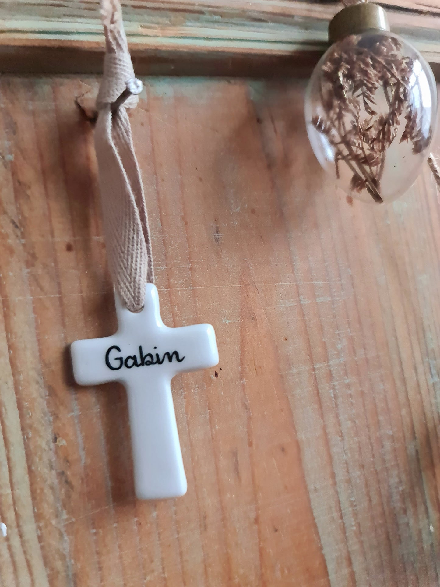 Croix en porcelaine - Petit modèle - décor Prénom Gabin peint à la main