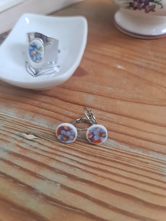 Boucles d'oreilles dormeuses en acier inoxydable - décorées avec un morceau de vaisselle surcyclé - Bouquet de fleurs