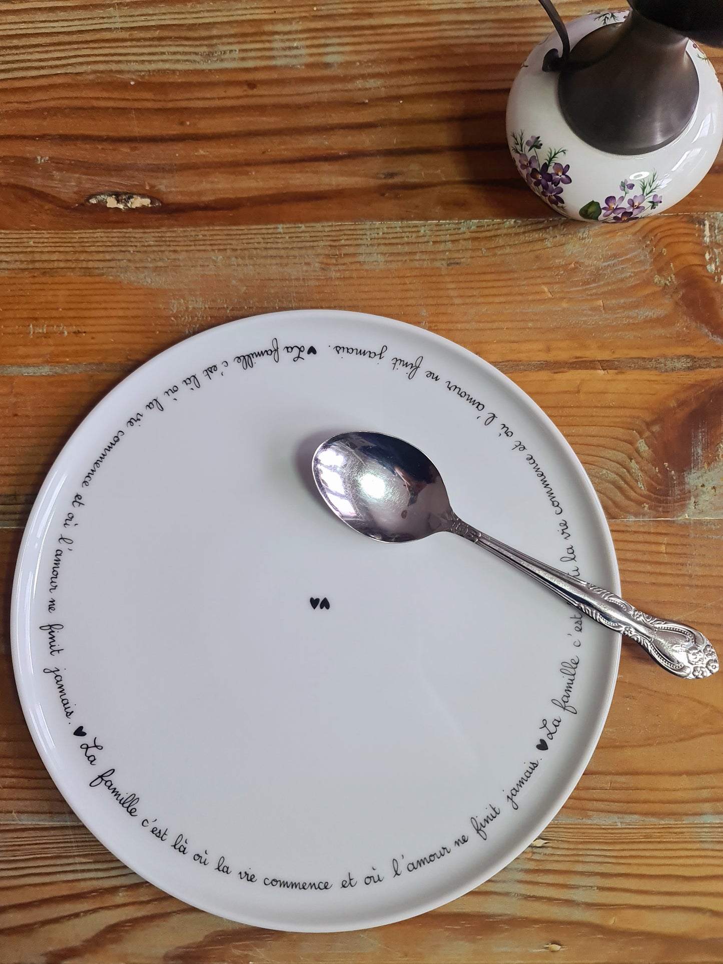 Assiette/Plat en porcelaine - décor Phrase "La famille c'est là où la vie commence et où l'amour ne finit jamais" cœurs peint à la main (Copie)