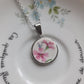 Collier rond en acier inoxydable - décoré avec un morceau de vaisselle surcyclé - Fleurs roses
