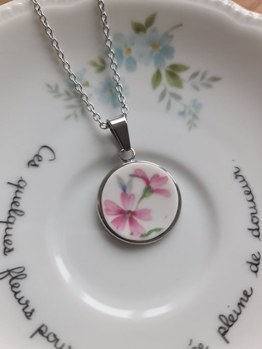 Collier rond en acier inoxydable - décoré avec un morceau de vaisselle surcyclé - Fleurs roses