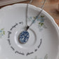 Collier ovale en acier inoxydable - décoré avec un morceau de vaisselle surcyclé - Maison bleue