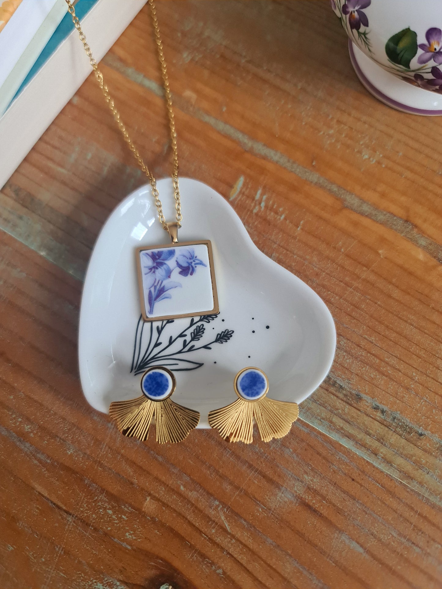 Boucles d'oreilles ginkgo en acier inoxydable doré - décorées avec un morceau de vaisselle surcyclé - Bleues