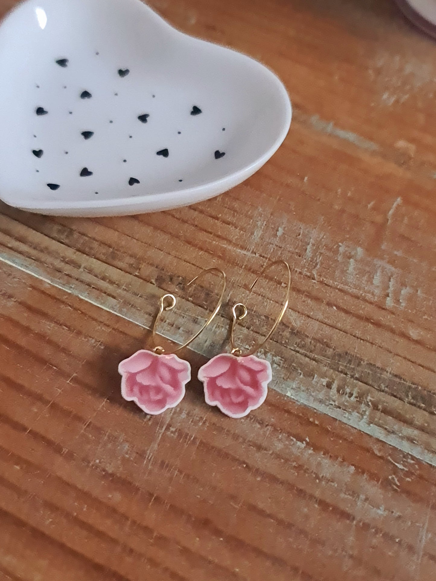 Boucles d'oreilles créoles en acier inoxydable doré - décorées avec un morceau de vaisselle surcyclé - Forme fleur - Grandes roses