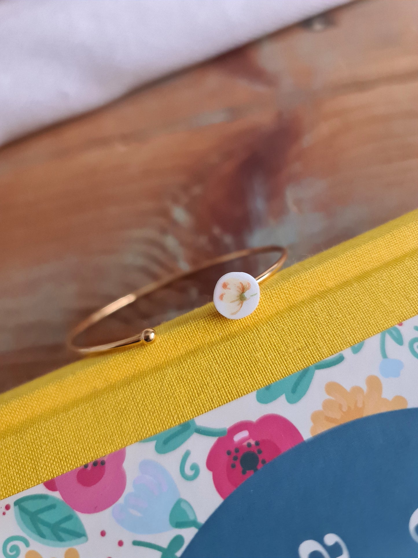 Bracelet jonc simple en Laiton doré à l'Or Fin - décoré à partir de vaisselle - Fleur jaune orangé