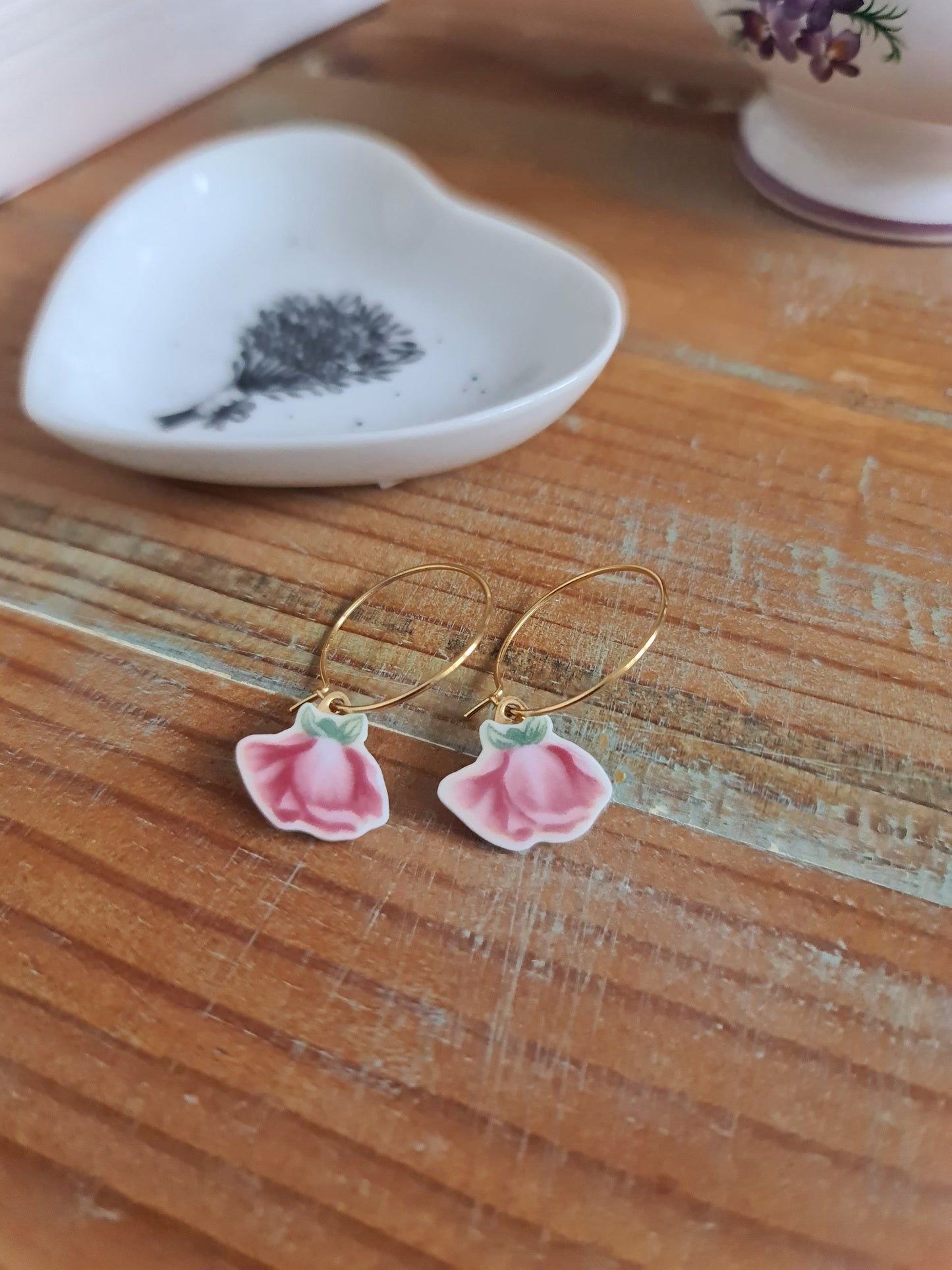 Boucles d'oreilles créoles en acier inoxydable doré - décorées avec un morceau de vaisselle surcyclé - Forme fleur - Moyennes roses