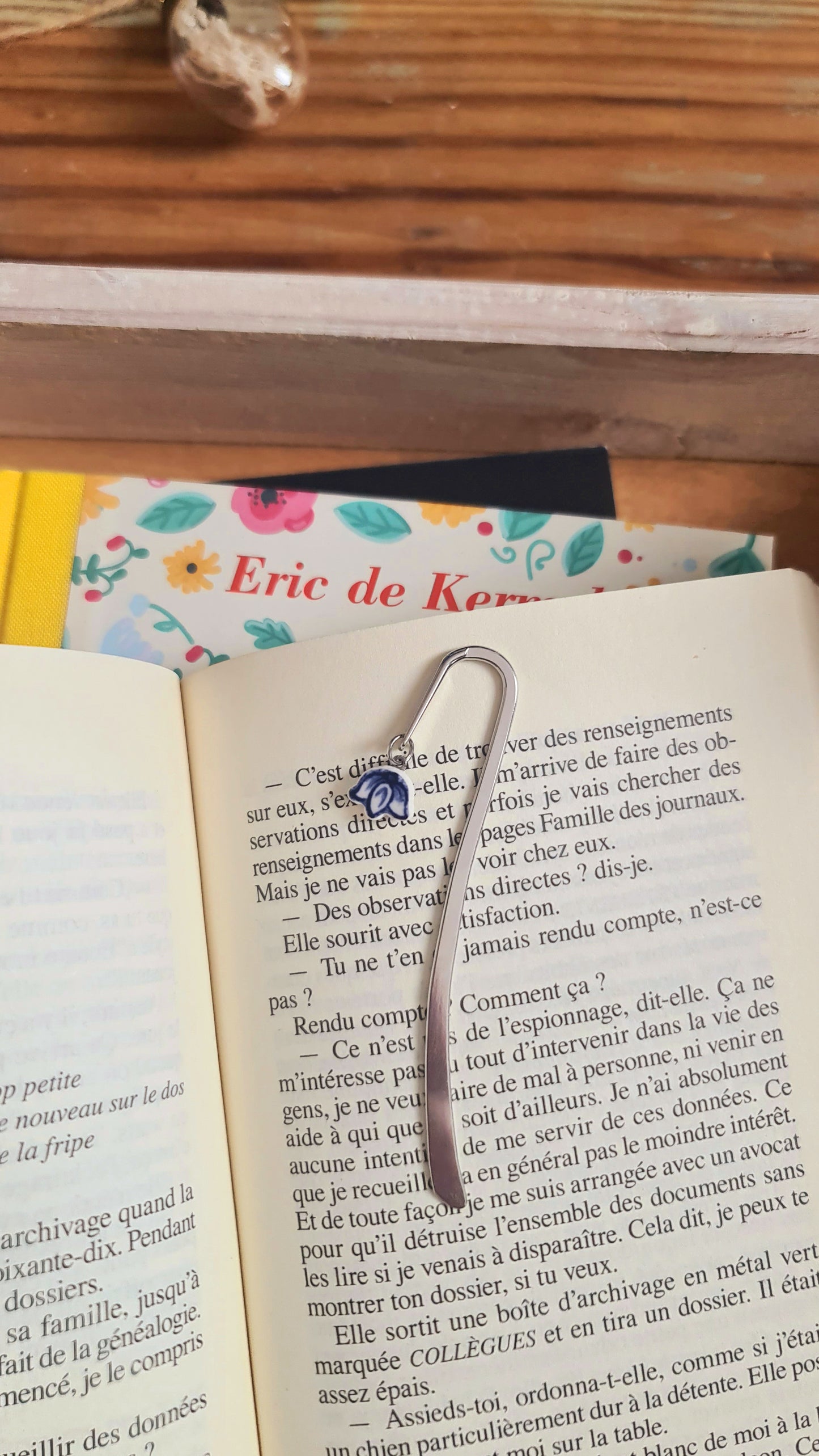 Marque-page argenté - Petit modèle - décoré d'un morceau de vaisselle - Clochette bleue