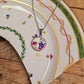 Collier rond en acier inoxydable - décoré avec un morceau de vaisselle - Fleurs roses & bleues