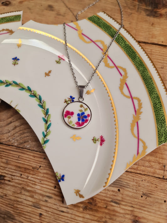 Collier rond en acier inoxydable - décoré avec un morceau de vaisselle - Fleurs roses & bleues