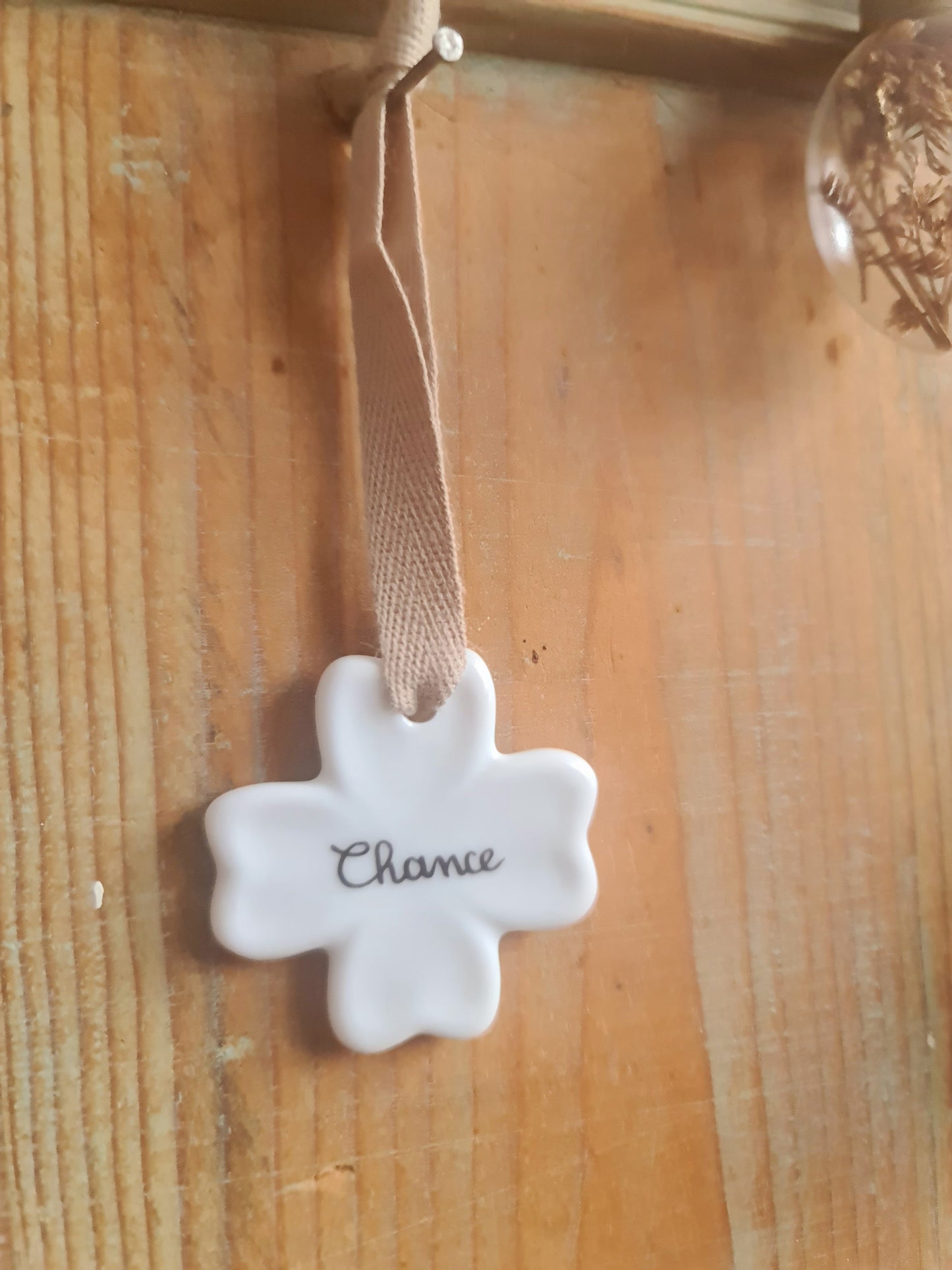 Médaillon trèfle en porcelaine - décor Mot Chance peint à la main