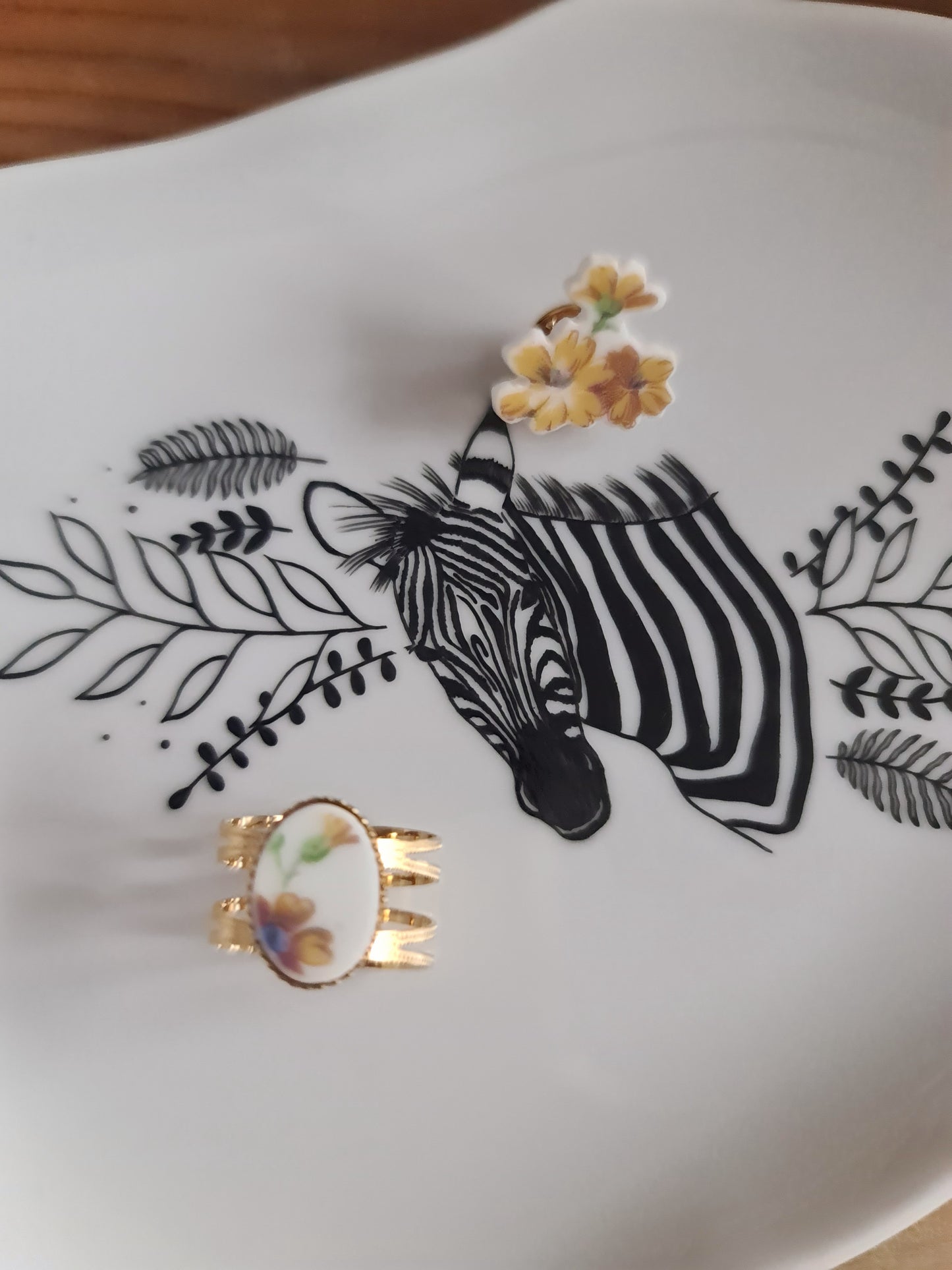 Pin's en Laiton Doré à l'Or Fin - décoré à partir de vaisselle - Forme fleur - Bouquet fleurs jaunes