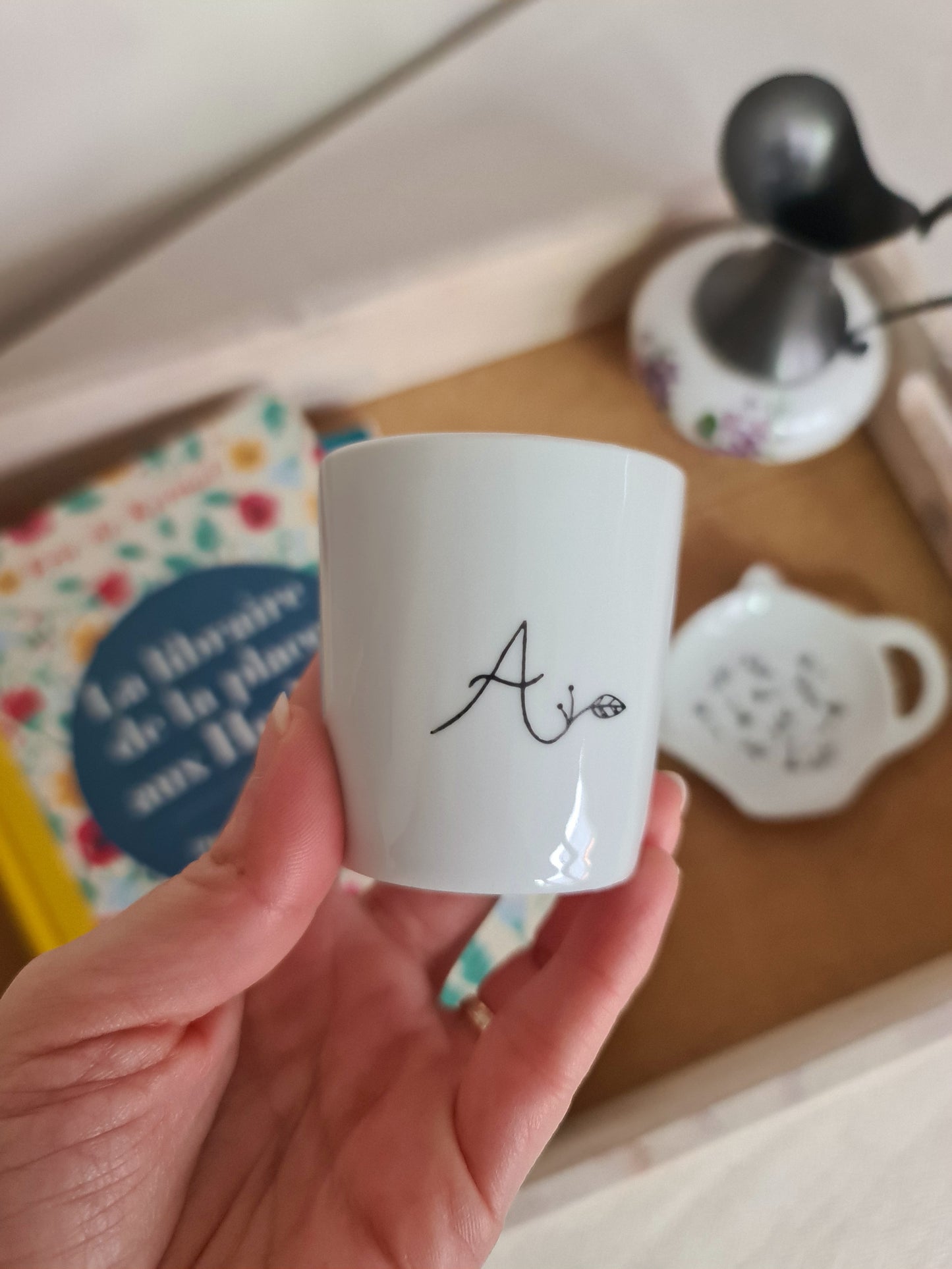 Tasse à expresso en porcelaine - décor Initiale "A" feuillage peint à la main