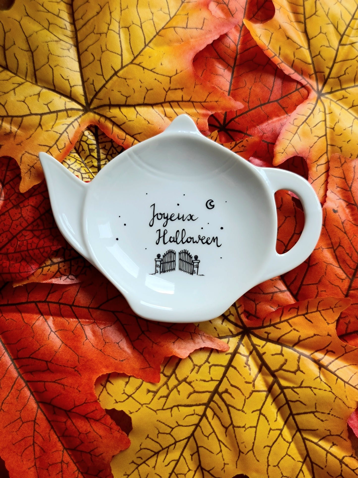 Repose sachet de thé en porcelaine - décor portail "Joyeux Halloween" peint à la main