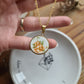 Collier rond en acier inoxydable doré - décoré avec un morceau de vaisselle surcyclé - Fleurs jaunes et oranges