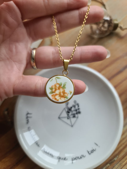 Collier rond en acier inoxydable doré - décoré avec un morceau de vaisselle surcyclé - Fleurs jaunes et oranges