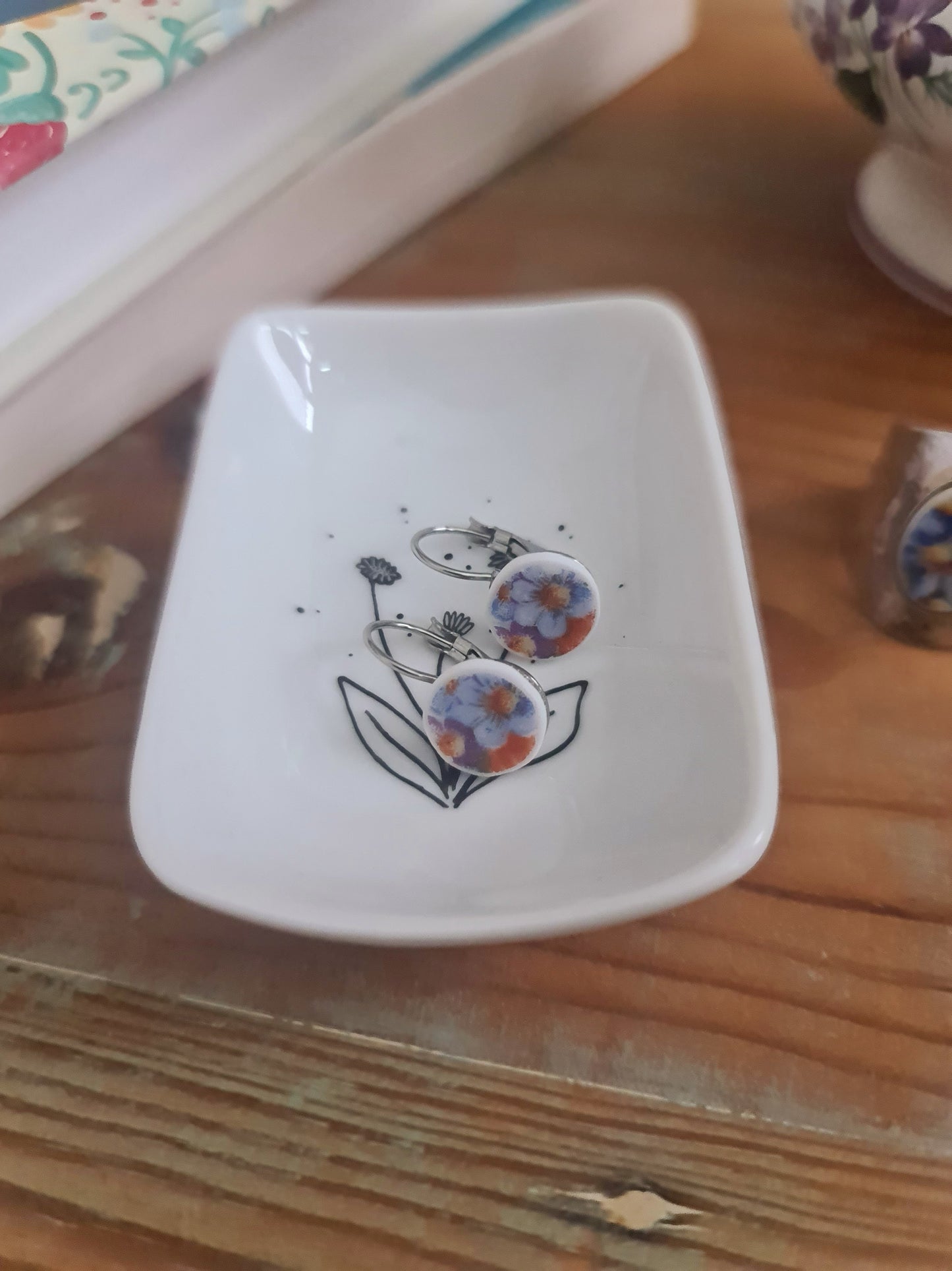 Boucles d'oreilles dormeuses en acier inoxydable - décorées avec un morceau de vaisselle surcyclé - Bouquet de fleurs