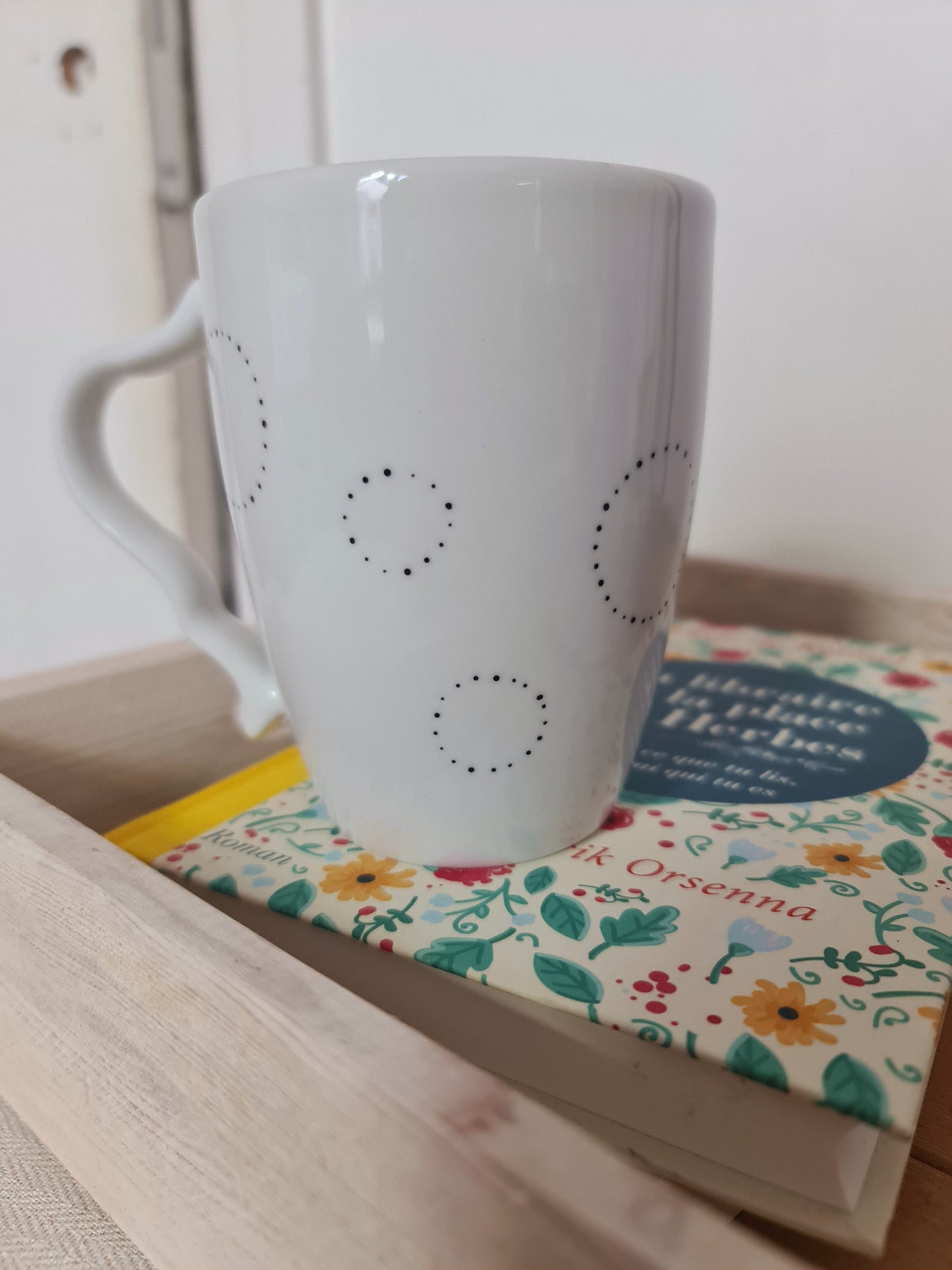 Mug anse irrégulière en porcelaine - décor Hippocampes peint à la main