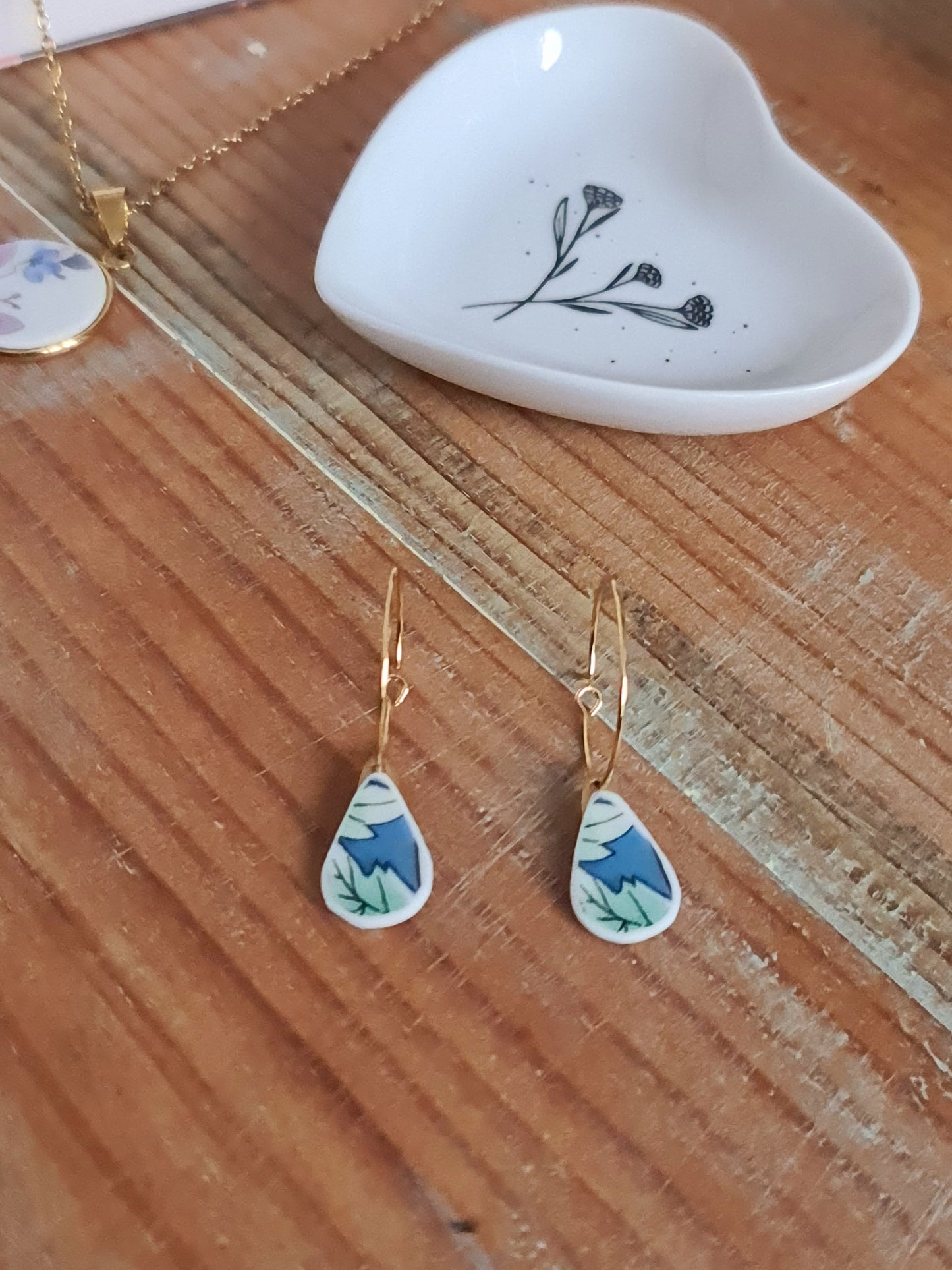 Boucles d'oreilles créoles en acier inoxydable doré - décorées avec un morceau de vaisselle surcyclé - Forme goutte - Feuillage