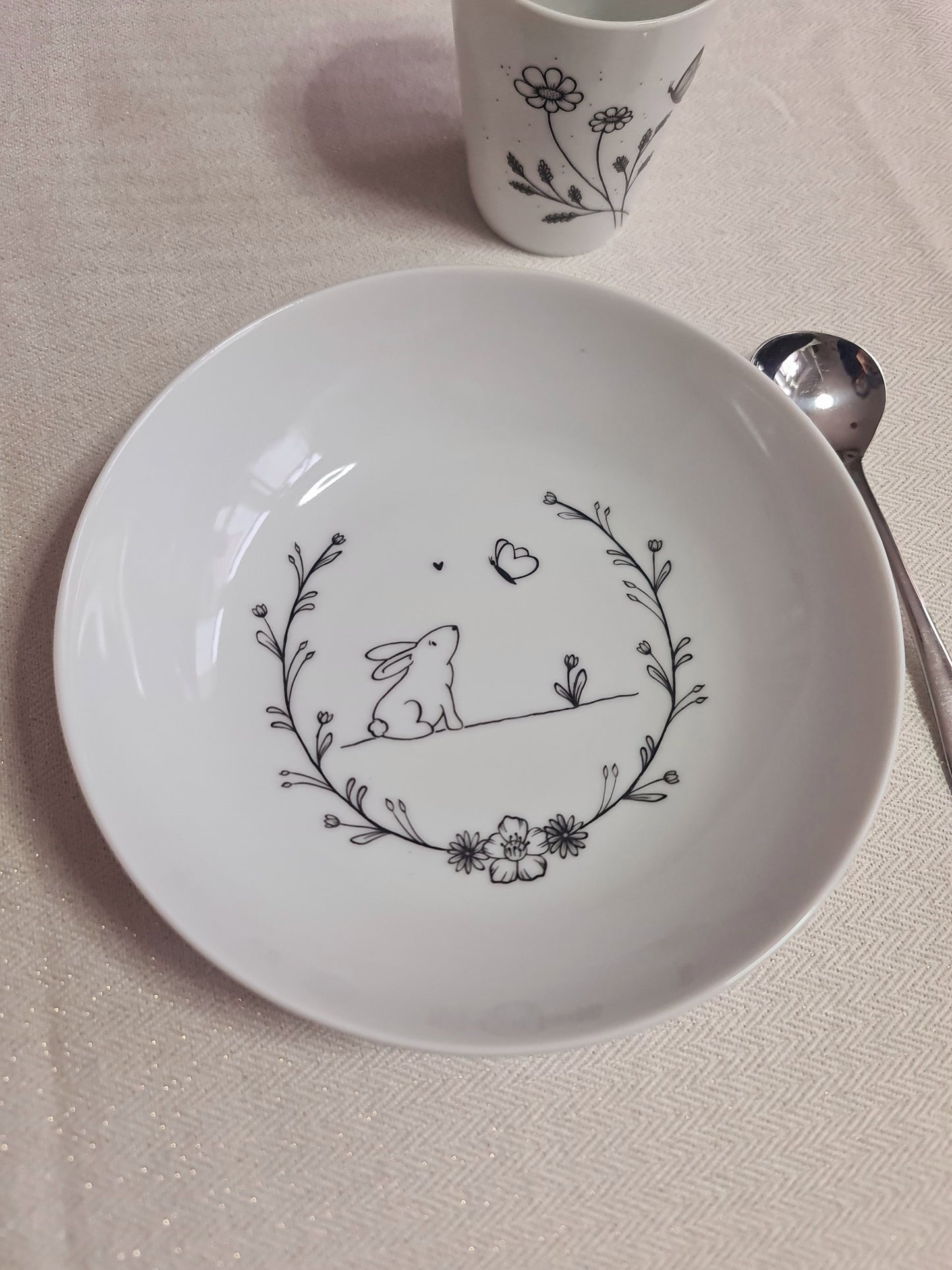 Assiette creuse en porcelaine - décor Petit lapin peint à la main