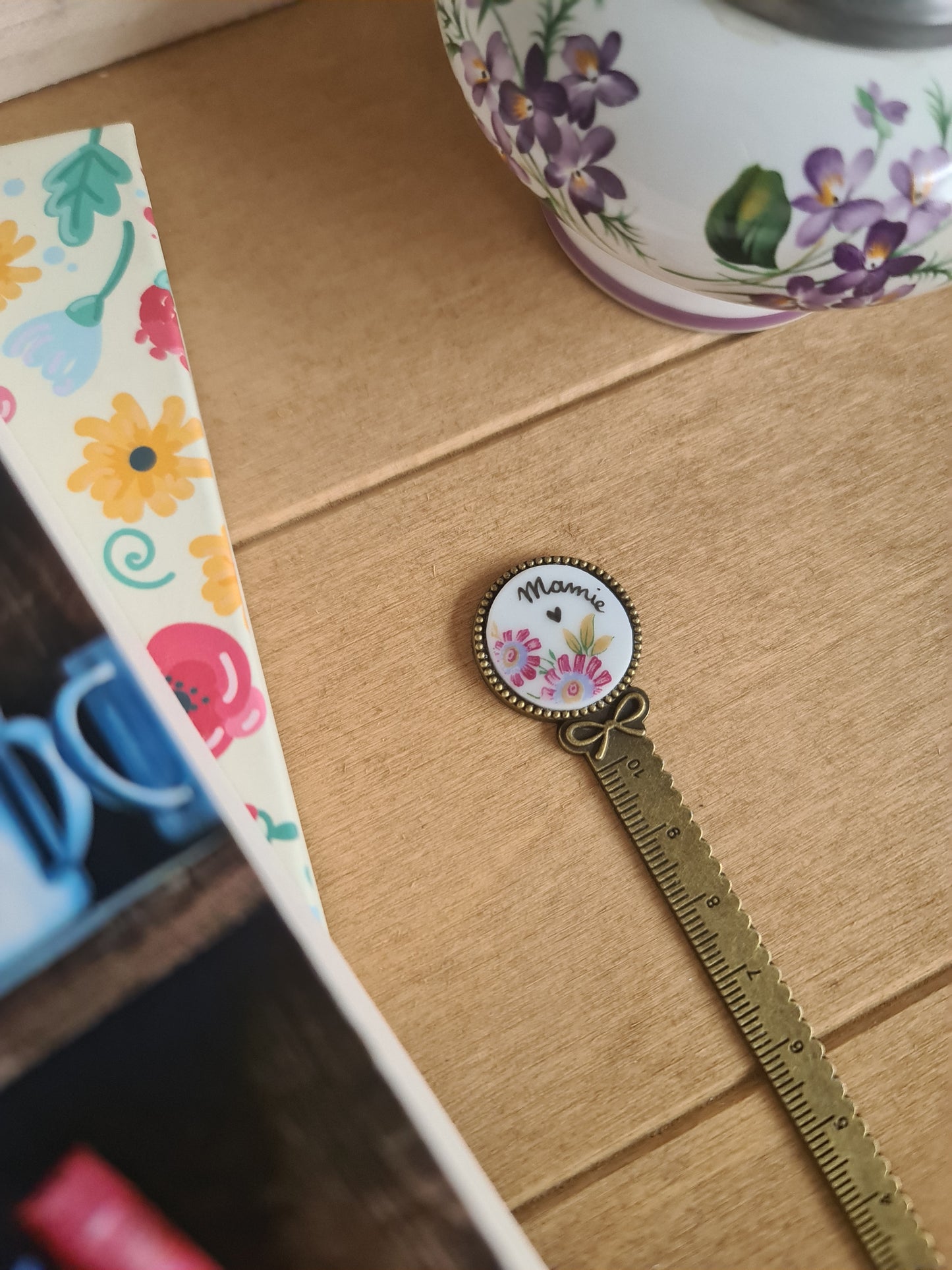 Marque page en alliage couleur bronze - décoré avec de la vaisselle puis "Mamie♡" peint à la main - Fleurs rouges