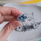 Pin's en Fer rhodié - décoré à partir de vaisselle - Forme fleur - Fleur bleue