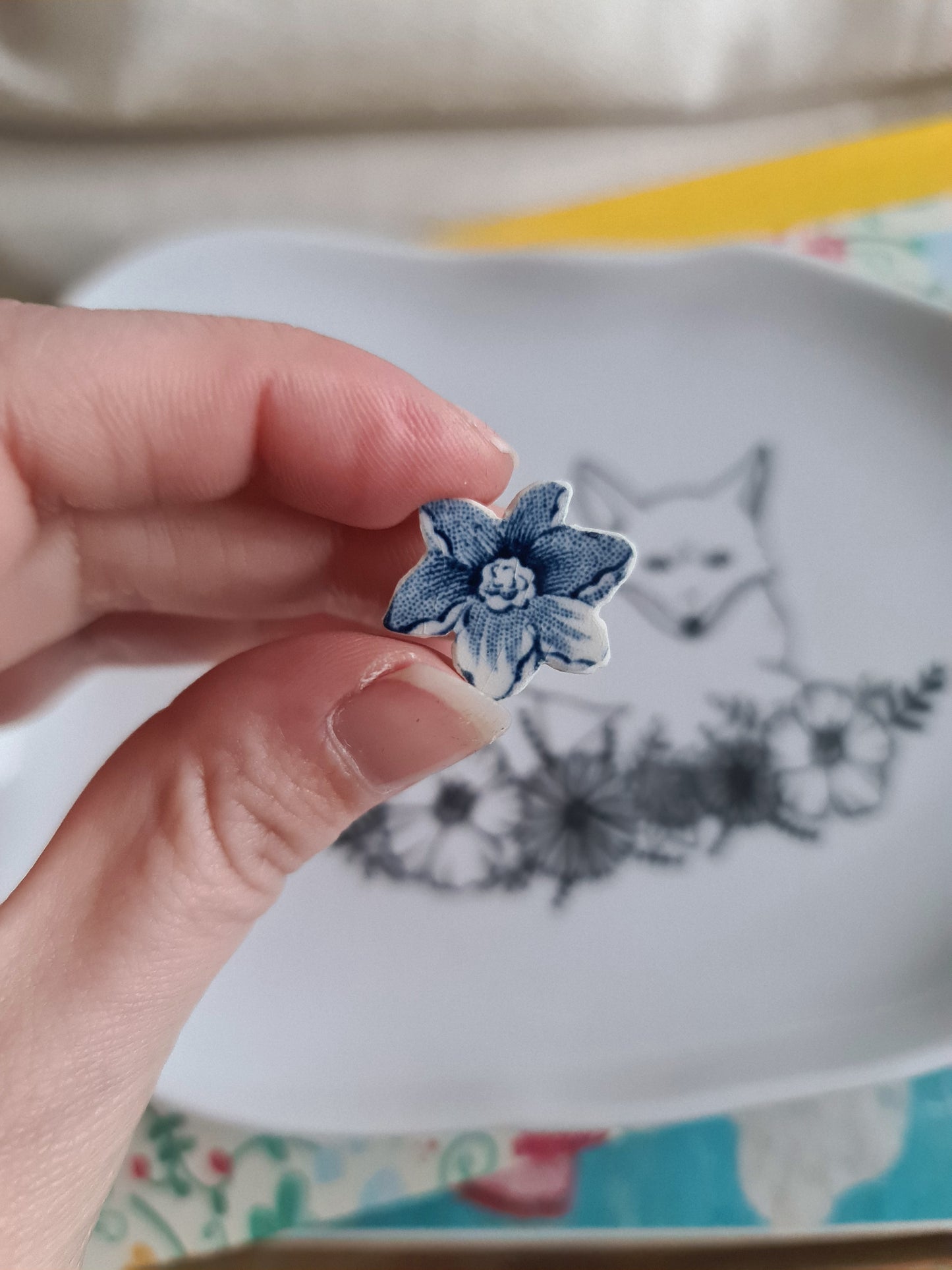 Pin's en Fer rhodié - décoré à partir de vaisselle - Forme fleur - Fleur bleue