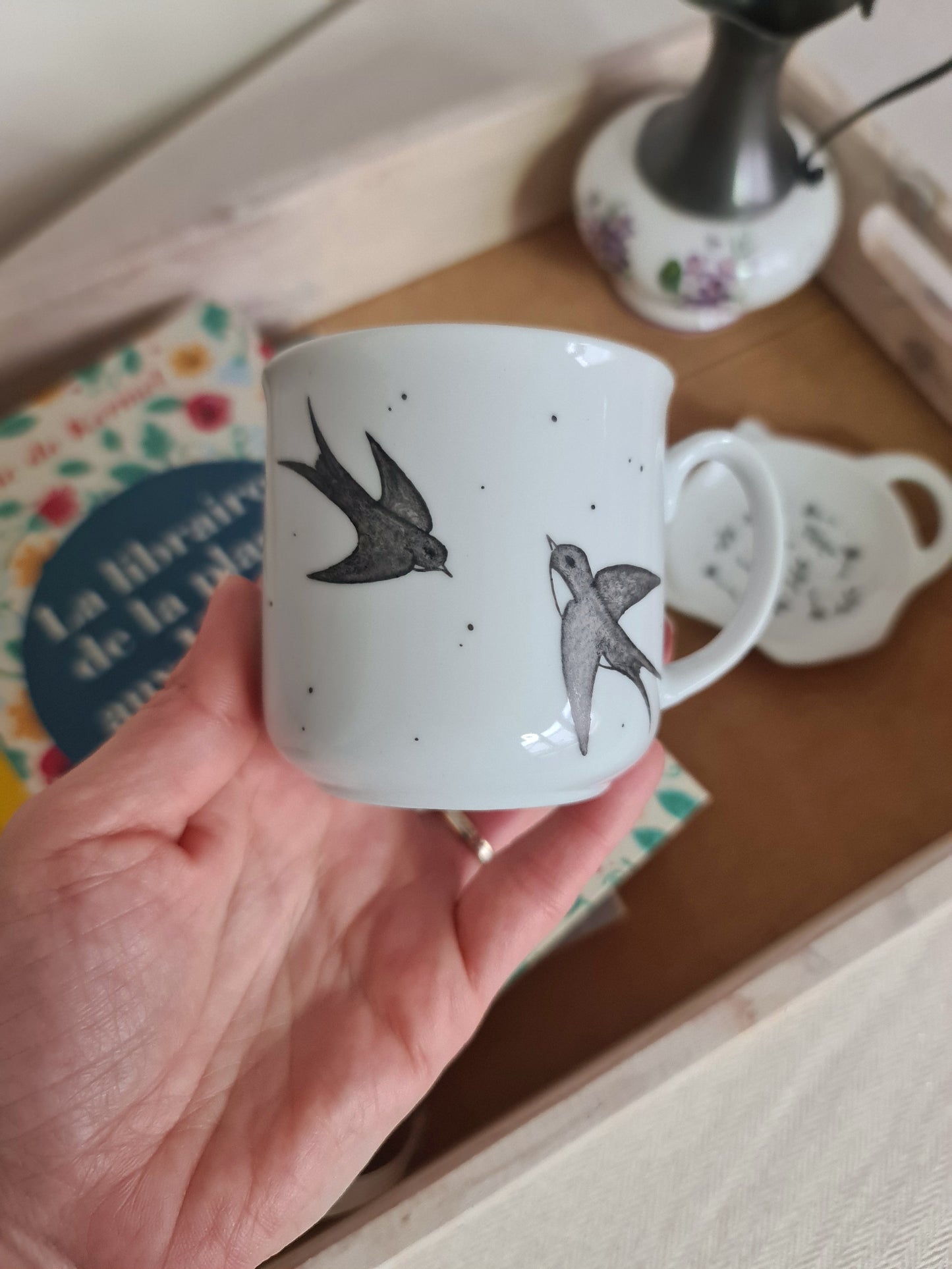 Tasse timbale en porcelaine - décor Hirondelles peint à la main