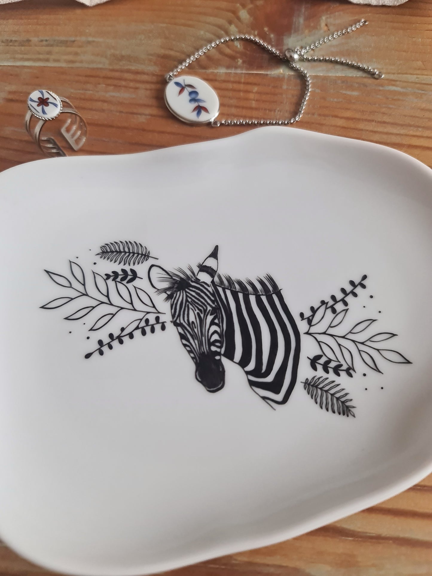 Petit plateau irrégulier en porcelaine - décor zèbre peints à la main
