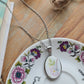 Collier ovale en acier inoxydable - décoré avec un morceau de vaisselle surcyclé - Fleurs blanche et rose