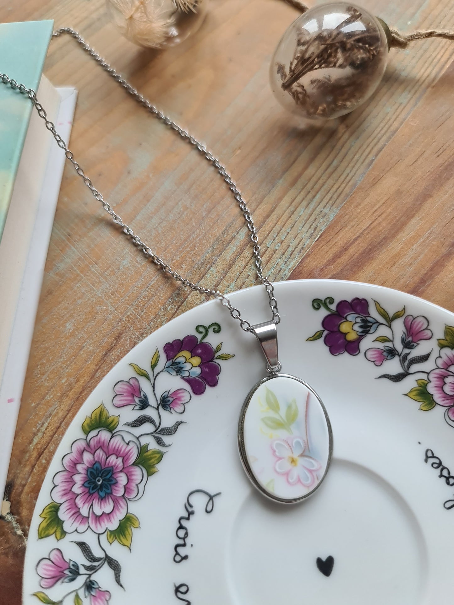 Collier ovale en acier inoxydable - décoré avec un morceau de vaisselle surcyclé - Fleurs blanche et rose