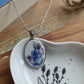 Collier ovale en acier inoxydable - décoré avec un morceau de vaisselle surcyclé - Fleurs bleues