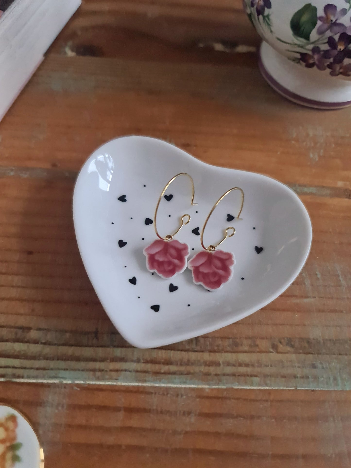 Boucles d'oreilles créoles en acier inoxydable doré - décorées avec un morceau de vaisselle surcyclé - Forme fleur - Grandes roses