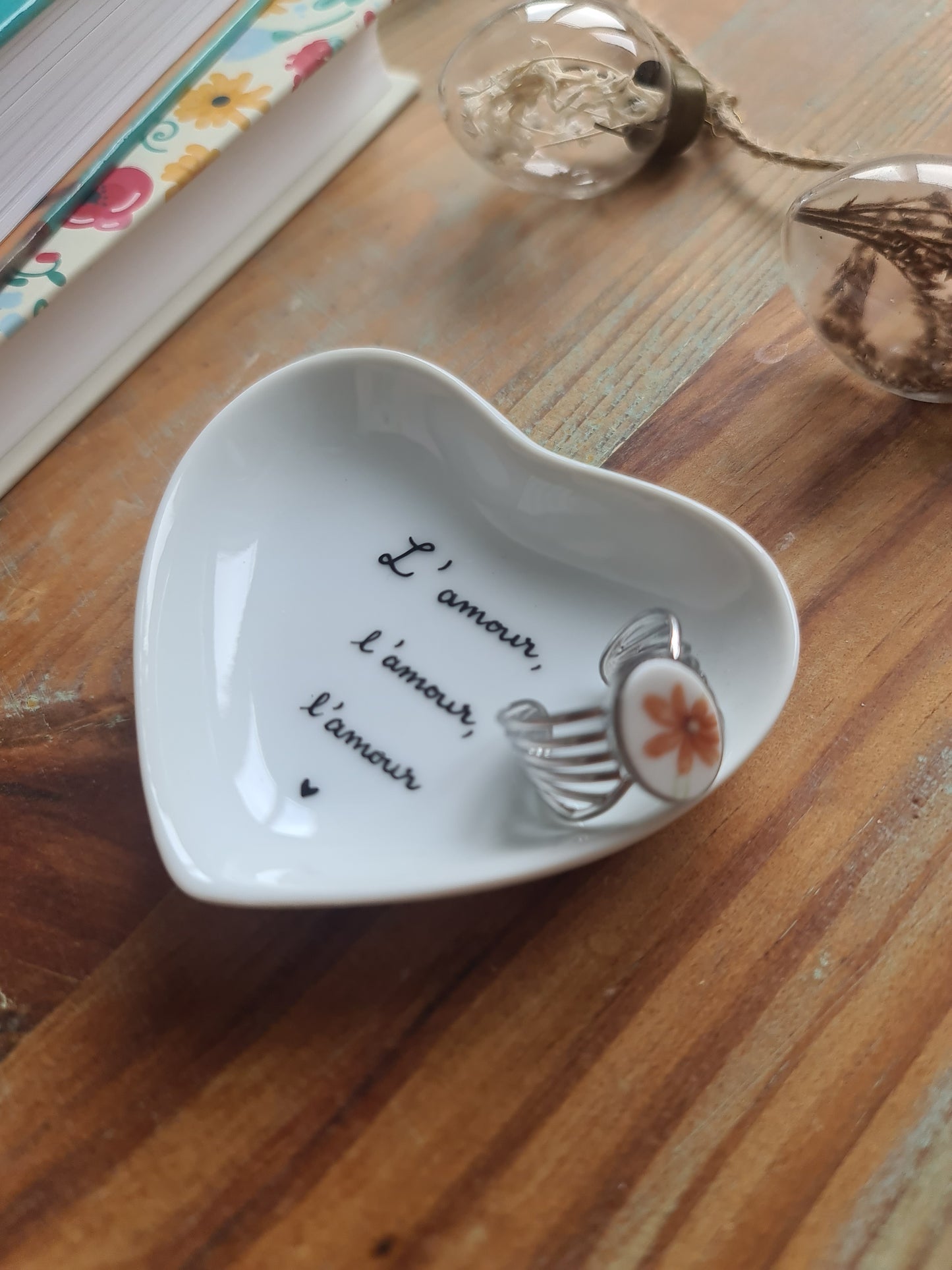 Coupelle cœur en porcelaine - décor L'amour peint à la main