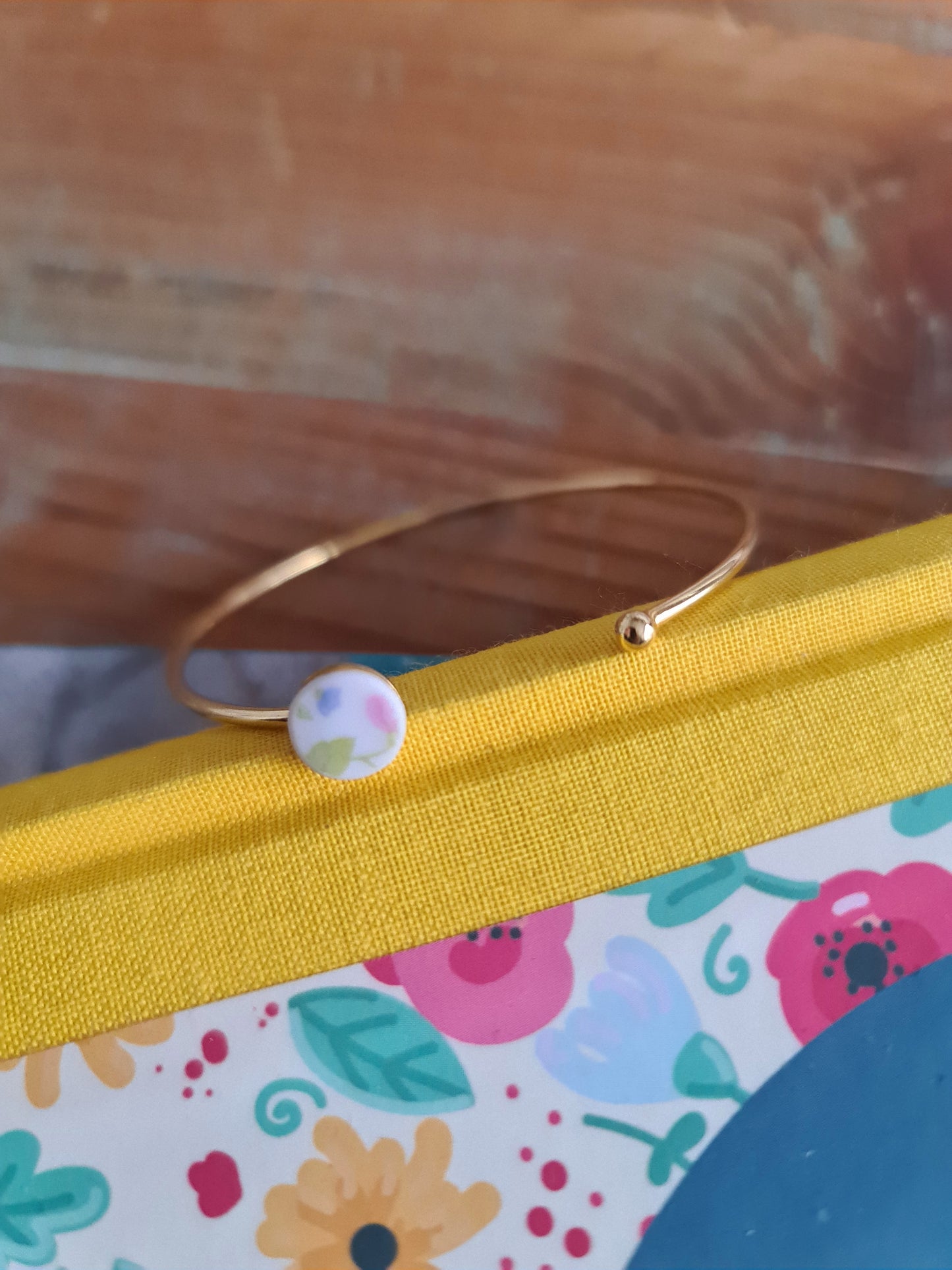 Bracelet jonc simple en Laiton doré à l'Or Fin - décoré à partir de vaisselle - Fleur rose et bleue
