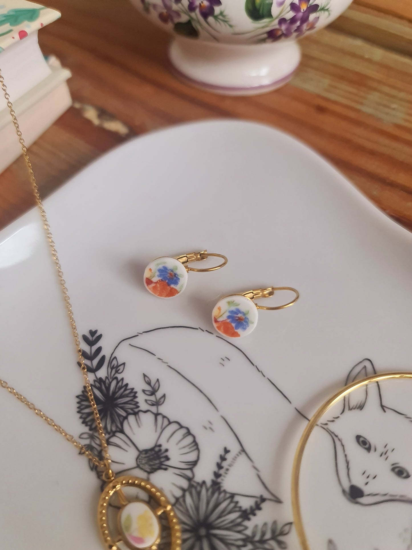 Boucles d'oreilles dormeuses en acier inoxydable doré - décorées avec un morceau de vaisselle surcyclé - Bouquet de fleurs