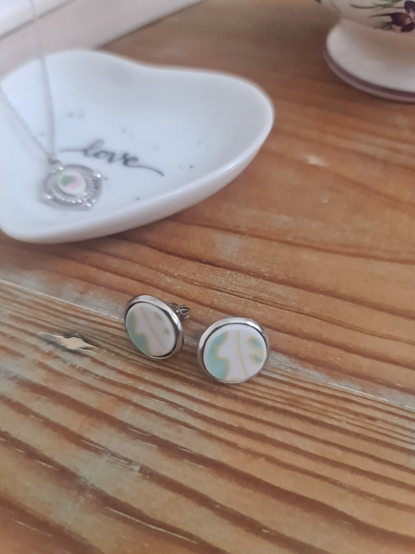 Boucles d'oreilles puce en acier inoxydable - décorées avec un morceau de vaisselle surcyclé - Fond vert d'eau Feuille blanche