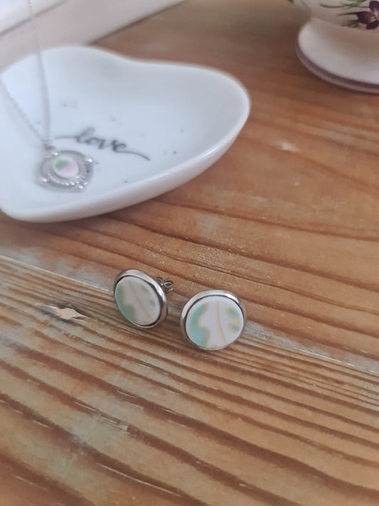 Boucles d'oreilles puce en acier inoxydable - décorées avec un morceau de vaisselle surcyclé - Fond vert d'eau Feuille blanche