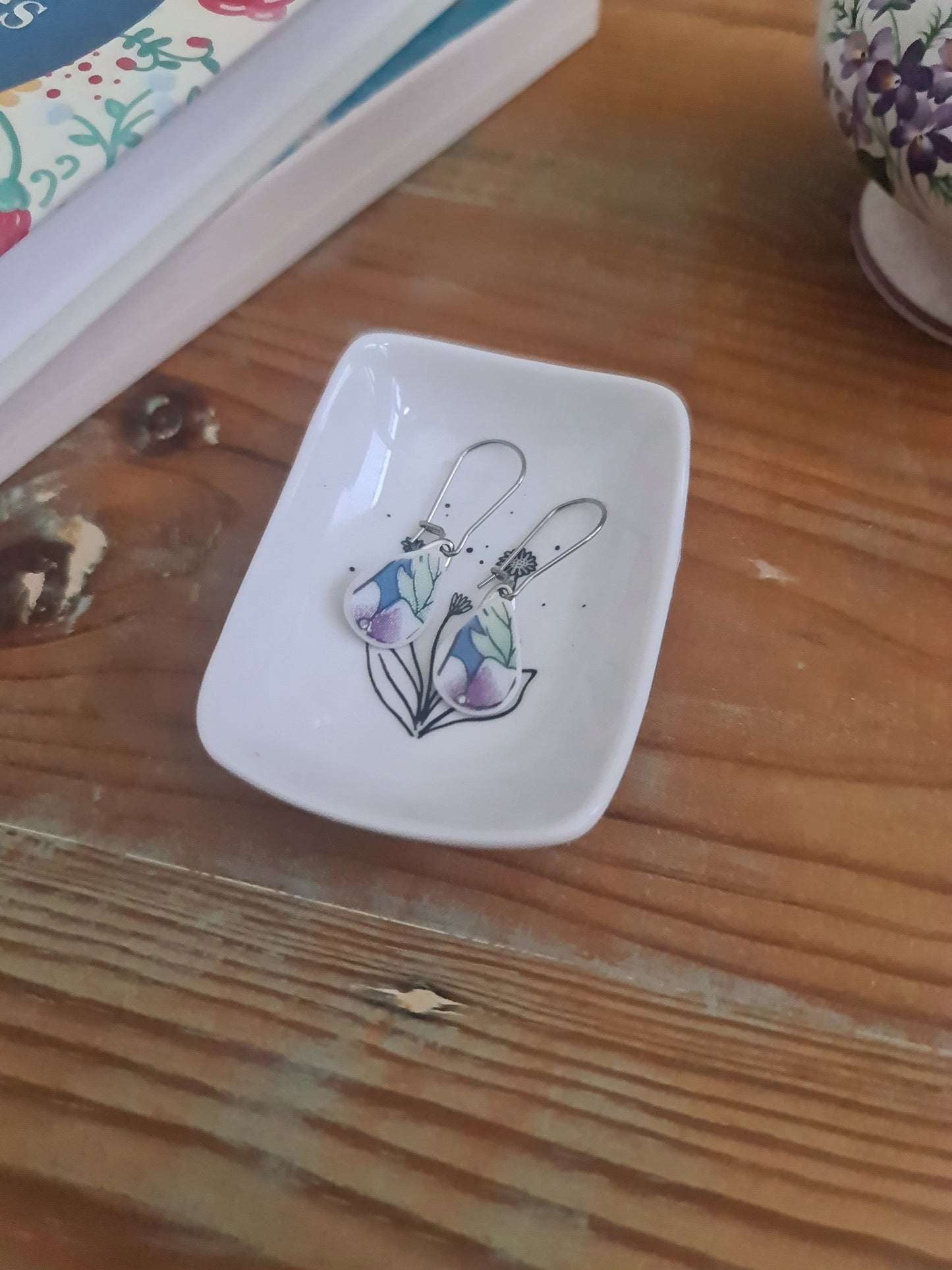 Boucles d'oreilles crochets fermés en acier inoxydable - décorées avec un morceau de vaisselle surcyclé - Forme goutte - Fleur violette Feuillage