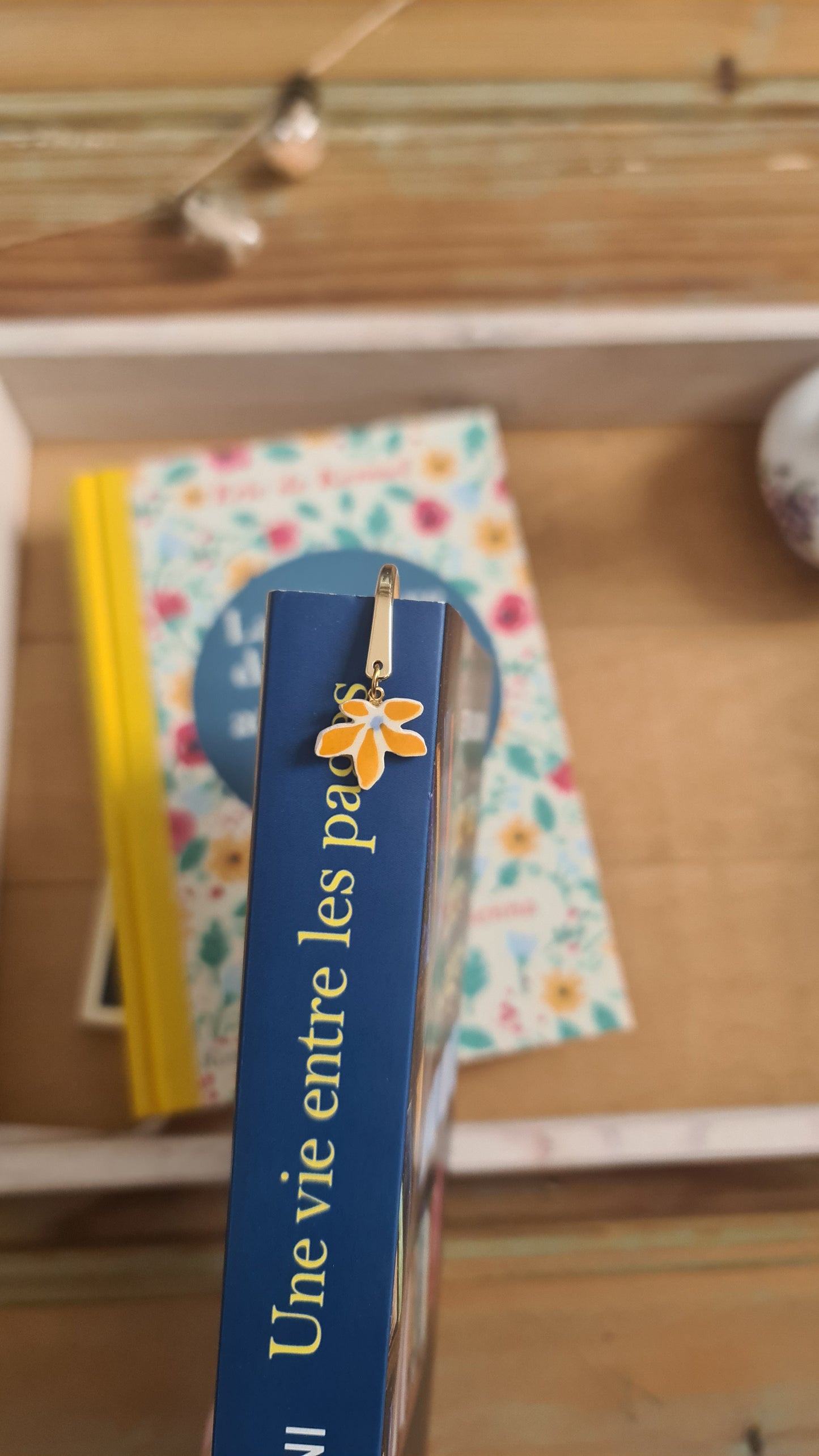 Marque-page doré - Grand modèle - décoré d'un morceau de vaisselle - Fleur jaune