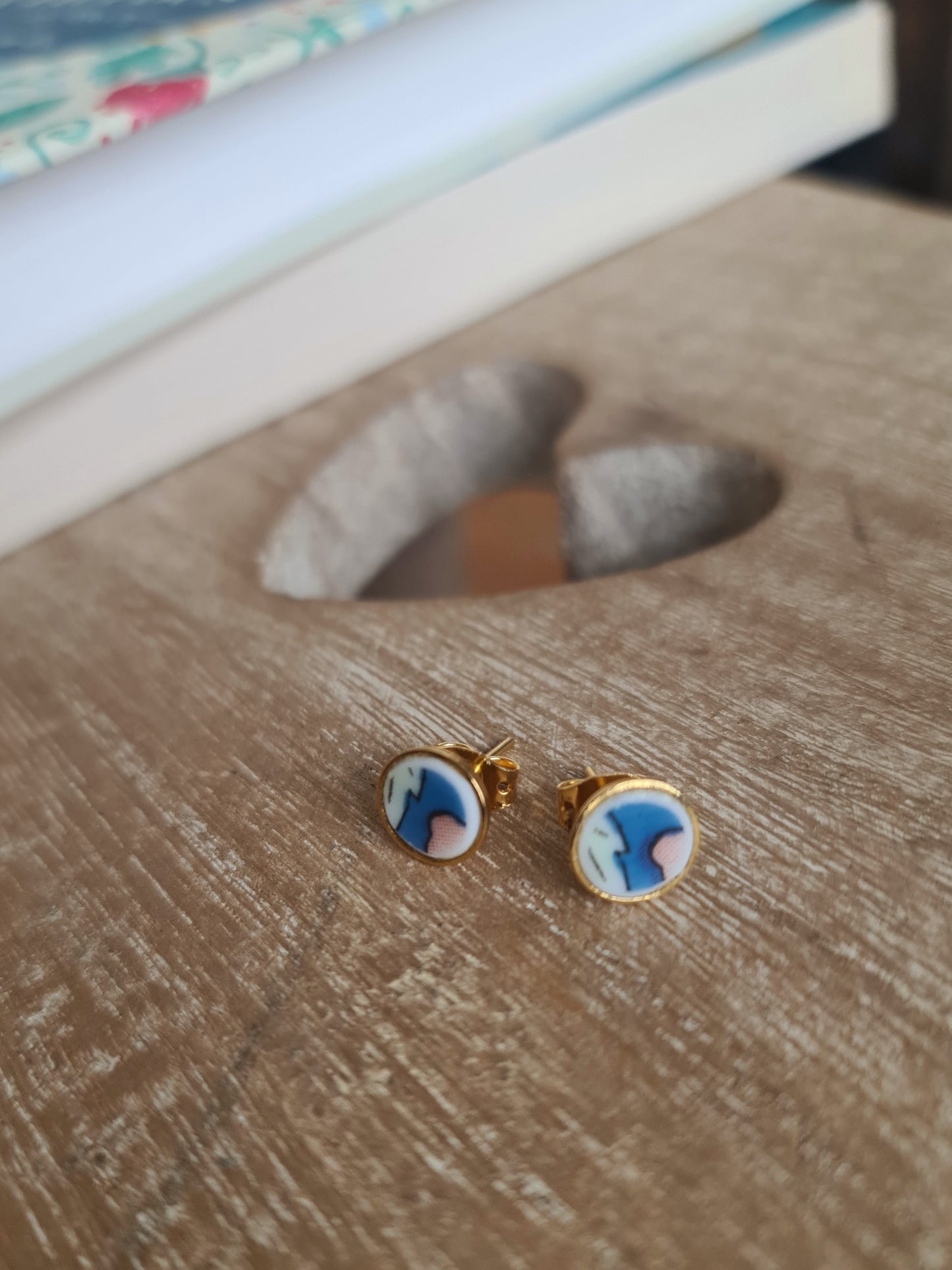 Boucles d'oreilles puce en laiton doré à l'or fin - décorées avec un morceau de vaisselle surcyclé - Fond turquoise Feuille verte