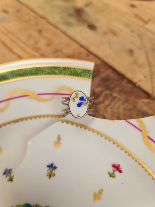 Bague large en Acier inoxydable - décorée à partir de vaisselle - Fleur bleue